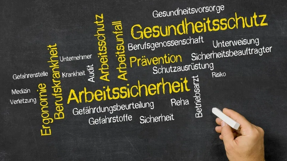 Word Cloud auf einer Tafel - Gesundheitsschutz und Arbeitssicherheit